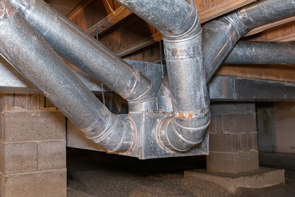 Hvac,Ductwork,,Air,Duct,,In,Crawlspace,Of,House.,Duct,Cleaning,